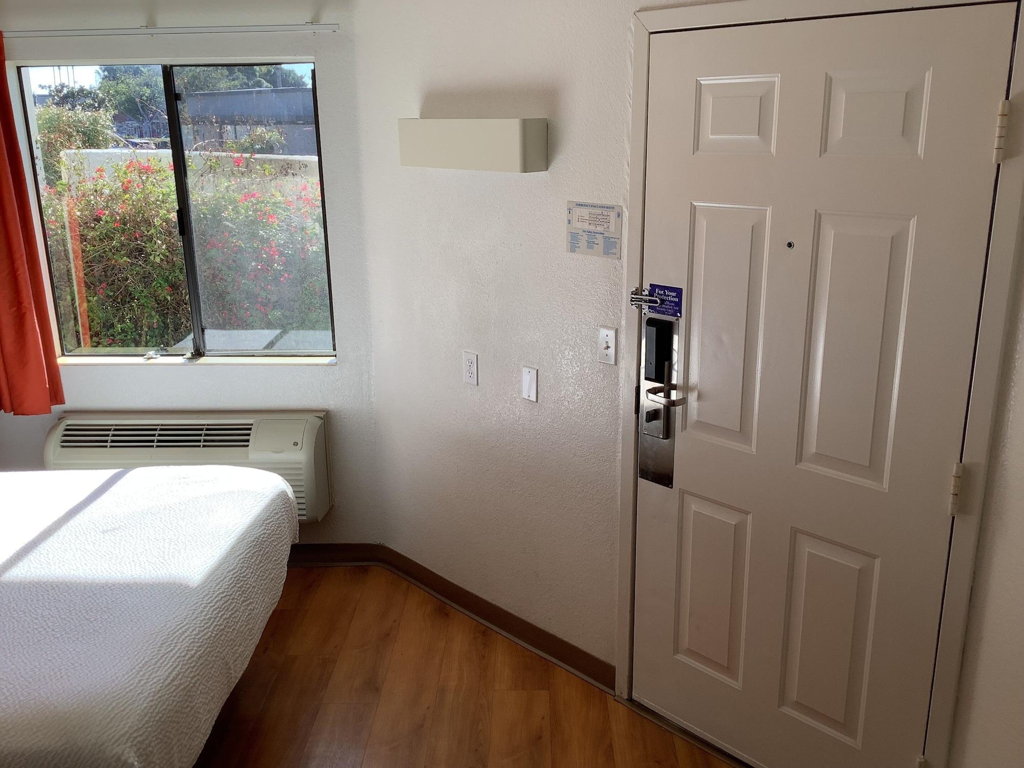 Motel 6-Carlsbad, Ca - Village Exterior photo