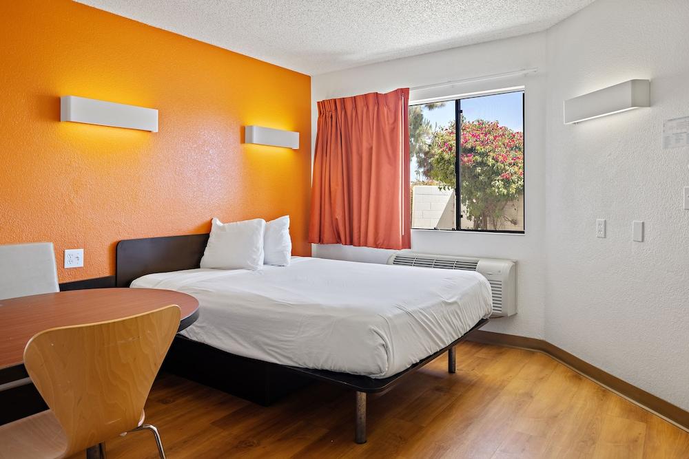 Motel 6-Carlsbad, Ca - Village Exterior photo