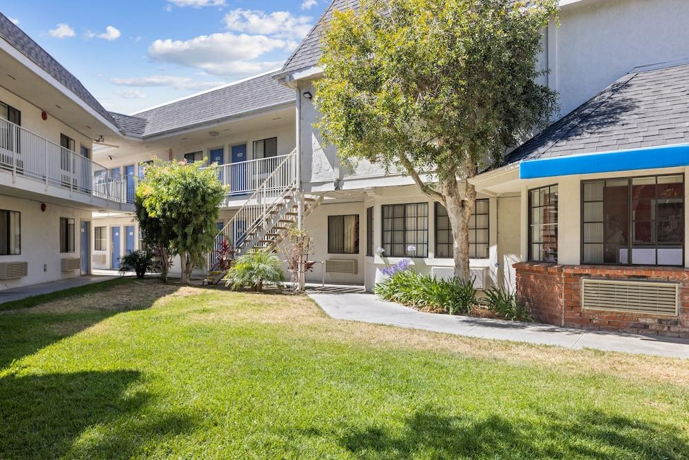 Motel 6-Carlsbad, Ca - Village Exterior photo
