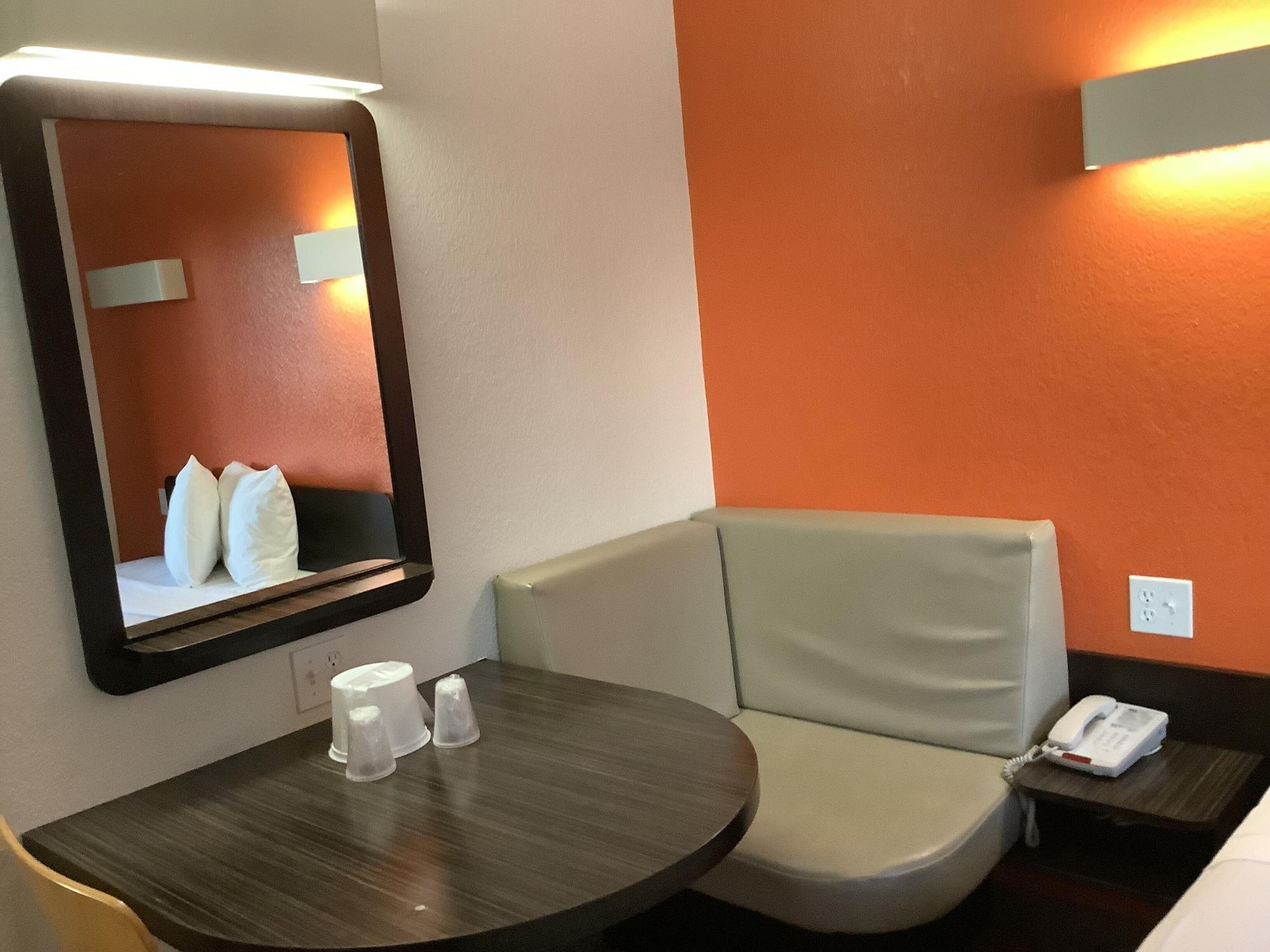 Motel 6-Carlsbad, Ca - Village Exterior photo