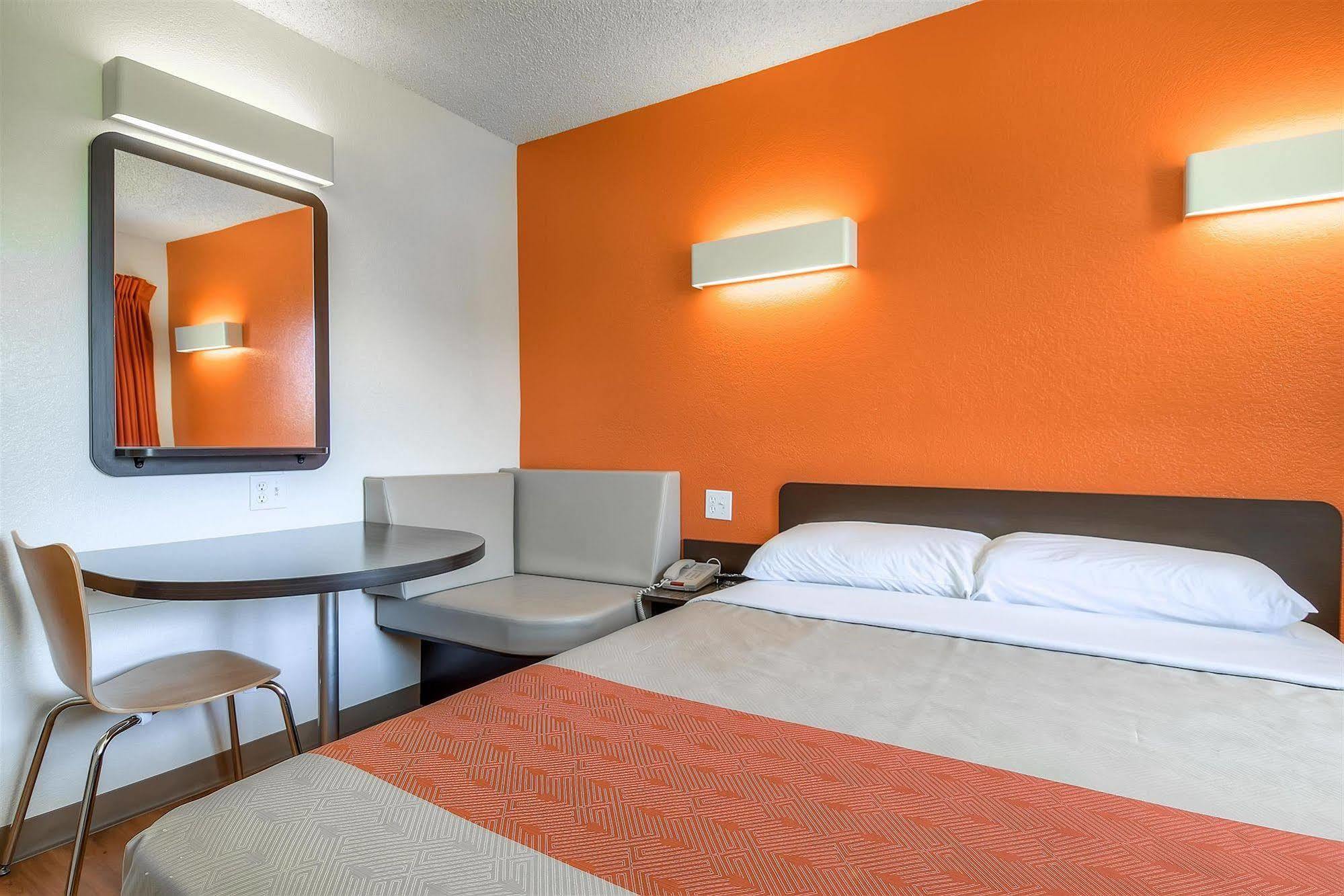 Motel 6-Carlsbad, Ca - Village Exterior photo