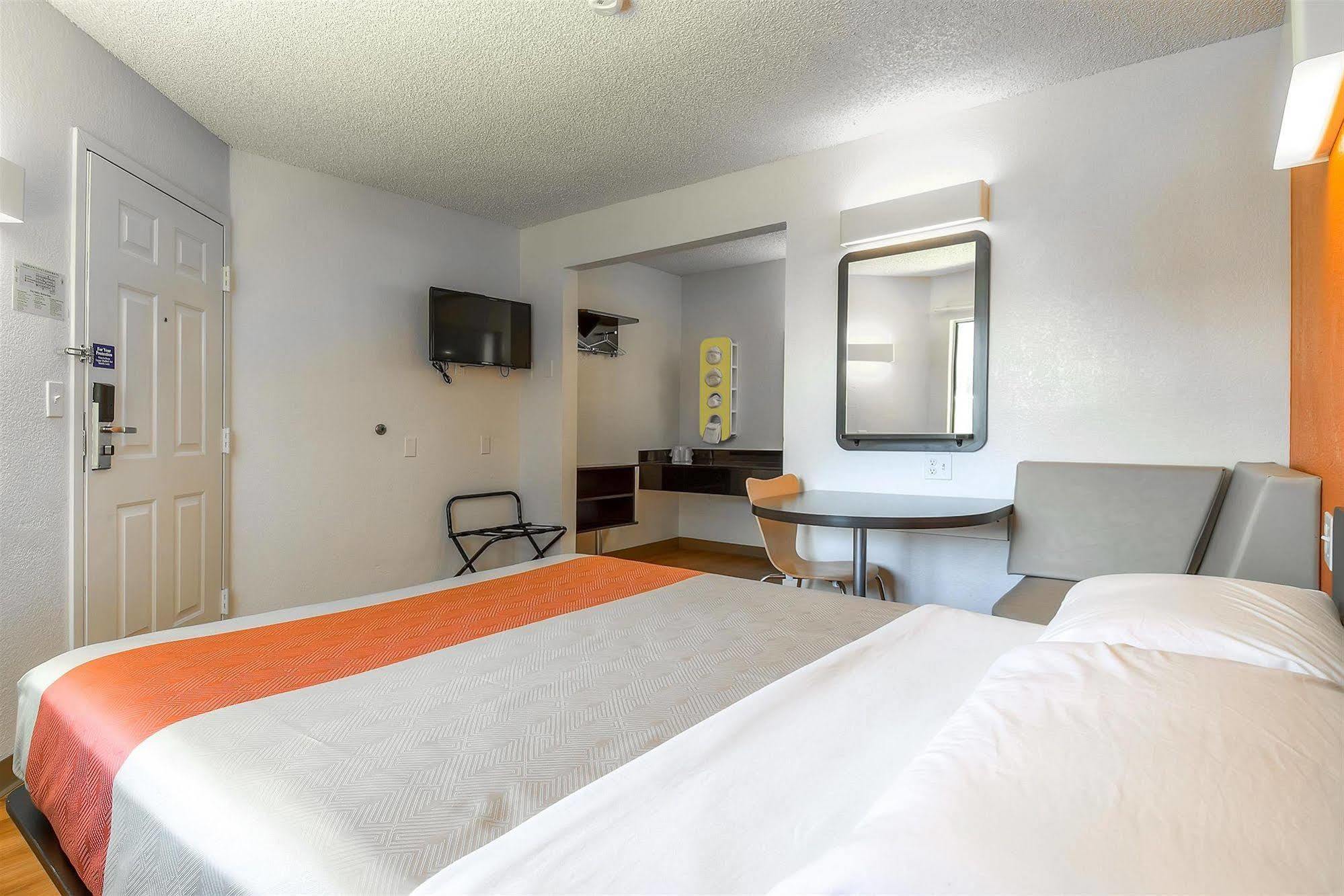 Motel 6-Carlsbad, Ca - Village Exterior photo